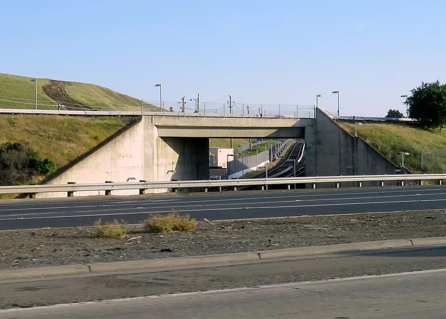 Bridge carrying C75 tail tracks, May 2019 in Concord, California