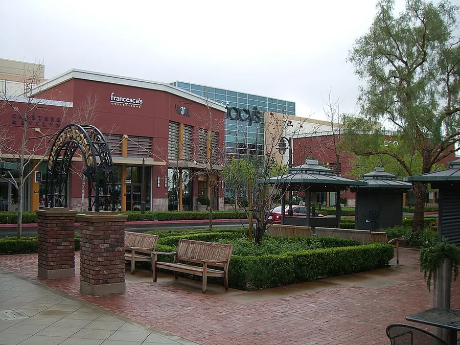 Guasti Gardens plaza, Victoria Gardens - panoramio in Fontana, California